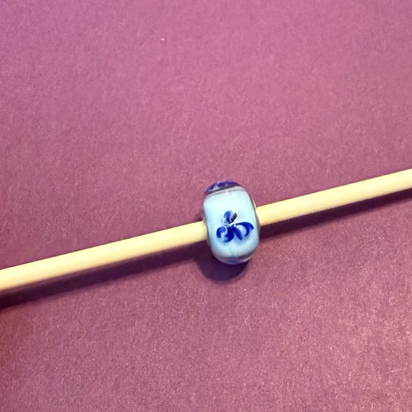 Trollbeads light blue flower glass bead. - Picture 4 of 6